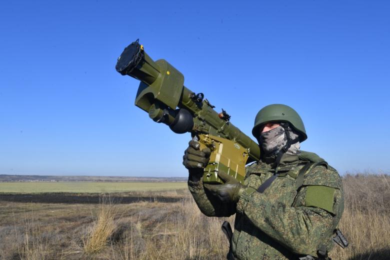 Военнослужащий ВС РФ совершает выстрел из переносного зенитного ракетного комплекса «Игла»