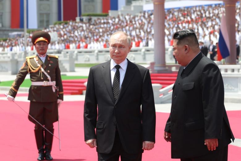 Президент РФ Владимир Путин и председатель государственных дел Корейской Народно-Демократической Республики Ким Чен Ын