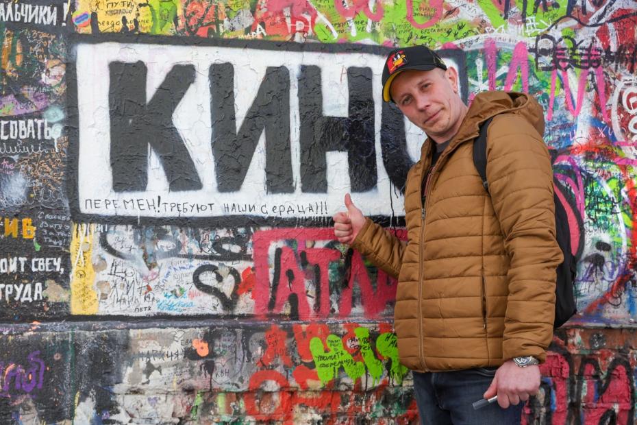 юди около стены Виктора Цоя на Старом Арбате