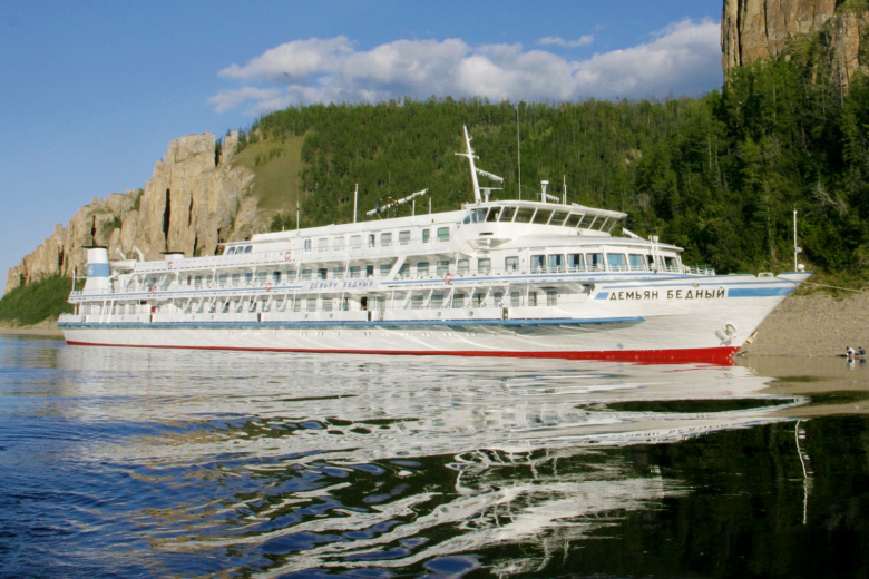 Восточная Сибирь, Дальний Восток России. На снимке круизный катер на Лене