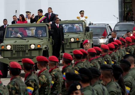 Мадуро вывел военных на марш по Каракасу