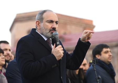 Пашинян вышел к сторонникам в Ереване