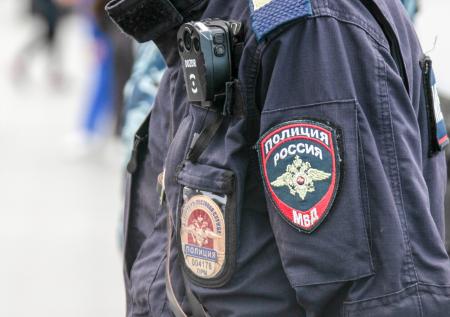 Замуровавшего квартиру в торговом центре депутата увезли на допрос