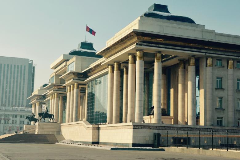 Дворец правительства расположен на северной стороне площади Сухэ-Батора в Улан-Баторе, столице Монголии