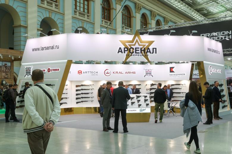 Экспозиция на московской Международной выставке оружия и товаров для охоты ORЁLEXPO 2023 в Гостином Дворе