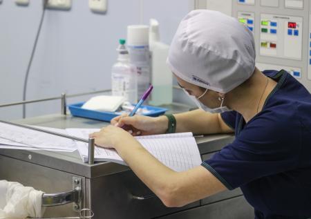 Все опускали глаза и проходили мимо: как выглядит дедовщина среди врачей 