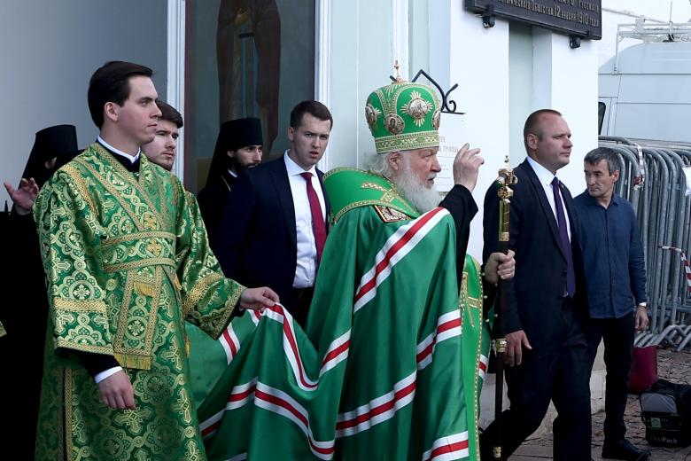 Патриарх Московский и всея Руси Кирилл (в центре) на территории Свято-Троицкой Сергиевой лавры в день возвращения иконы преподобного Андрея Рублева «Святая Троица» в лавру