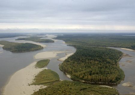 Севшее на мель в Югре судно прибыло в Ханты-Мансийск 