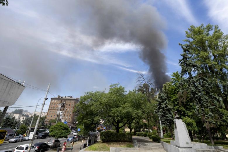 Вид на место падения ракеты в Киеве