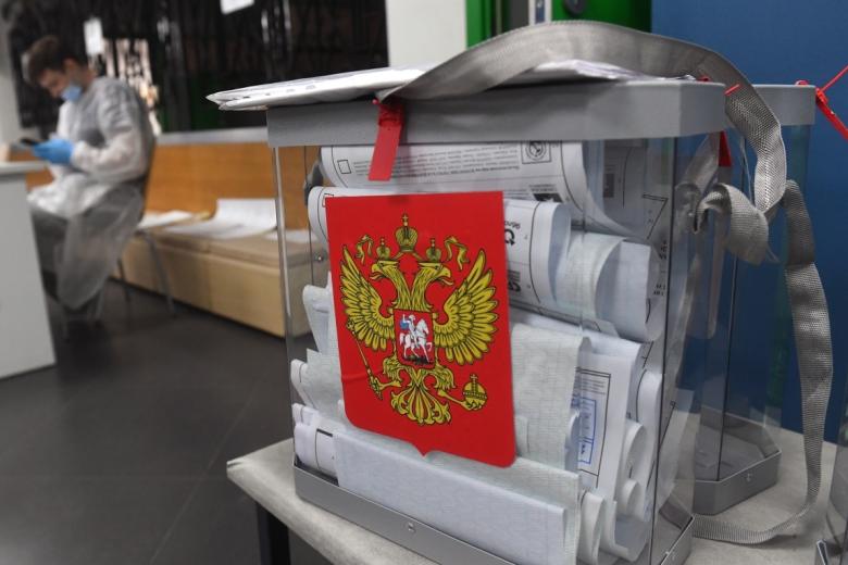 Урна с бюллетенями на избирательном участке