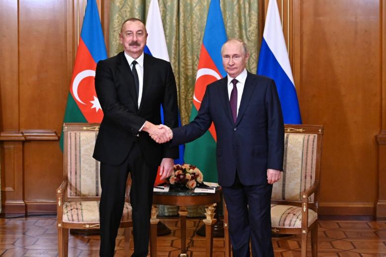Президент РФ Владимир Путин и президент Азербайджана Ильхам Алиев (слева) во время встречи