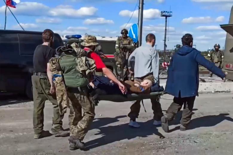 Украинские военные сдались в плен с территории завода «Азовсталь» в Мариуполе