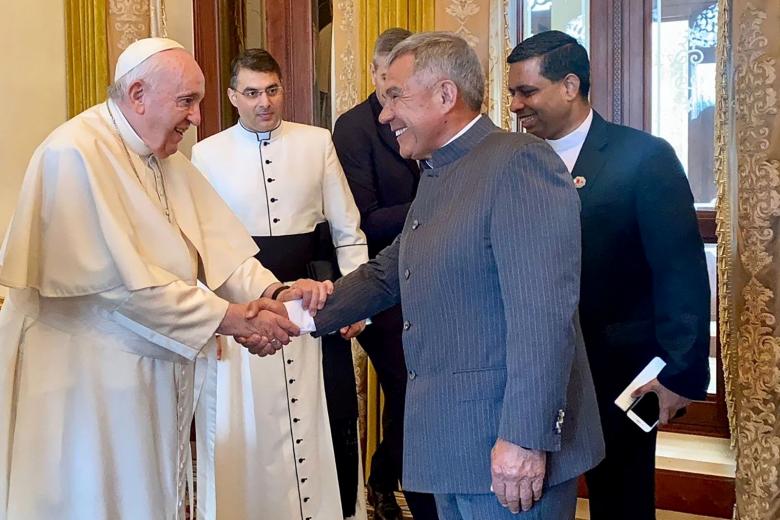 Бахрейн. Манама. Папа Римский и глава Республики Татарстан Рустам Минниханов