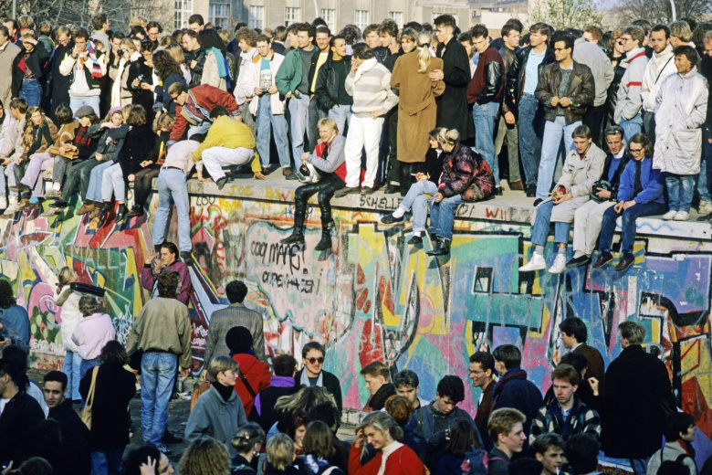 : Люди на стене у Бранденбургских ворот, на следующий день после падения Берлинской стены