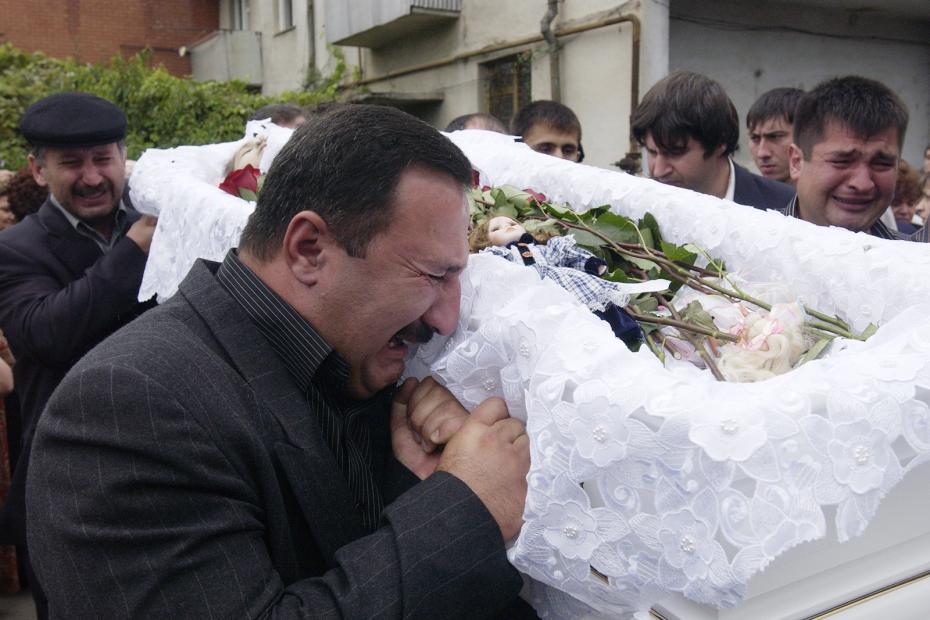 Похороны заложников, погибших при захвате террористами школы № 1 в Беслане