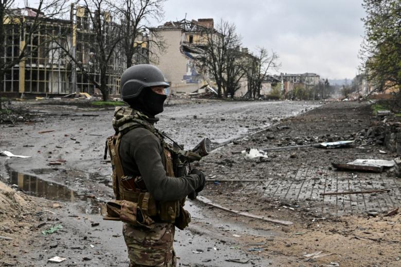 Боец ЧВК «Вагнер» в центре города Артёмовска