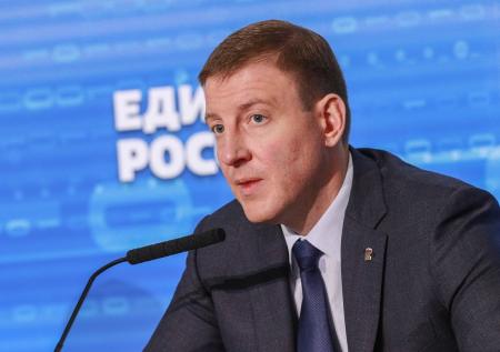 Турчак предложил наносить на фасады школ портреты участников СВО