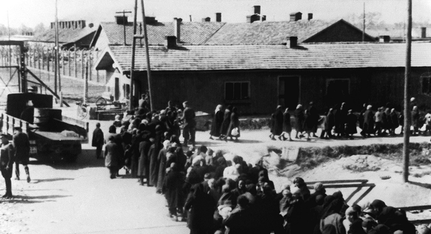 Транспортировка заключённых в бараки трудового лагеря Аушвитц