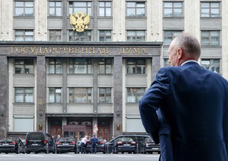В Госдуме захотели отстранять от госслужбы чиновников, утративших доверие