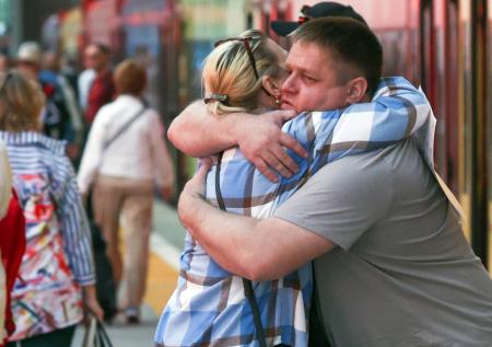 Аэропорт популярной у туристов страны запретил обниматься дольше трех минут