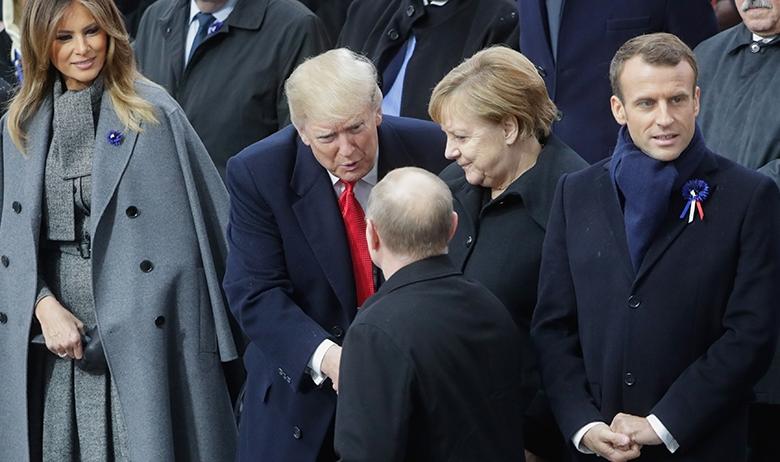 Президент России Владимир Путин (на первом плане), супруга президента США Меланья Трамп, президент США Дональд Трамп, канцлер Германии Ангела Меркель, президент Франции Эмманюэль Макрон (слева направо на втором плане)