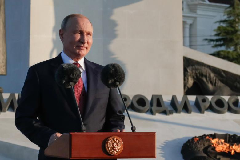 Россия. Крым. Севастополь. Президент России Владимир Путин во время выступления в День народного единства у памятника погибшим в Гражданской войне 1918-1920 годов