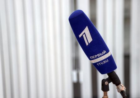 Под ведущей Первого канала Андреевой сломался стул во время прямого эфира