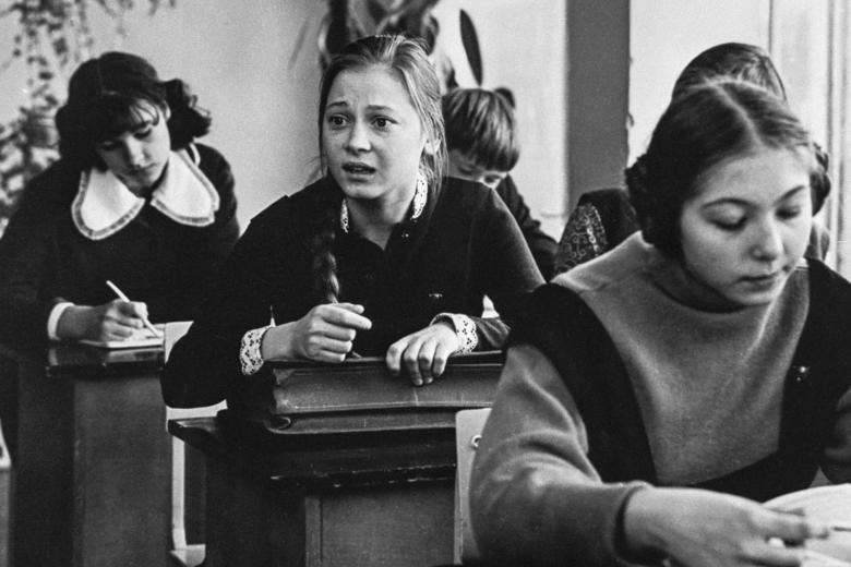 Артистка Светлана Смирнова во время исполнения роли Зинки (в центре) в фильме «Чужие письма»