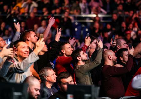 Безумие или смелость: UFC готовит шикарный турнир при полных трибунах