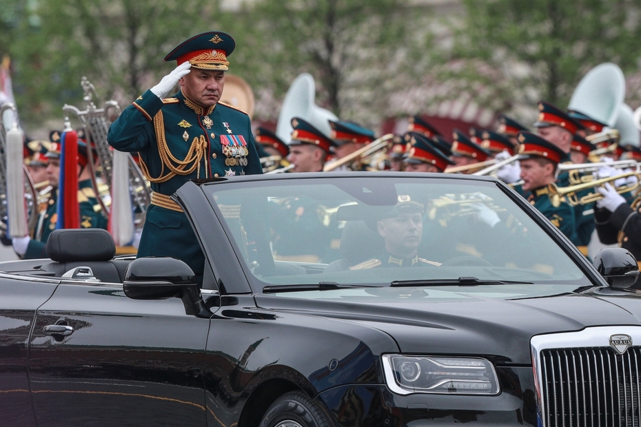 Министр обороны РФ Сергей Шойгу в кабриолете Aurus Senat на Красной площади во время военного парада, посвященного 74-й годовщине победы в Великой Отечественной войне, 09.05, 2019