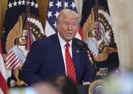 Трамп решил скрасить ужин с губернаторами шуткой про Канаду