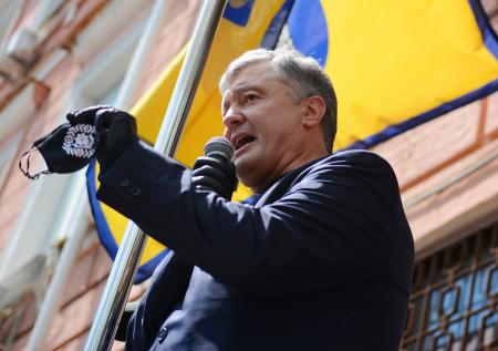 Порошенко — Зеленскому: «Надо упрятать за решётку — упрячьте»