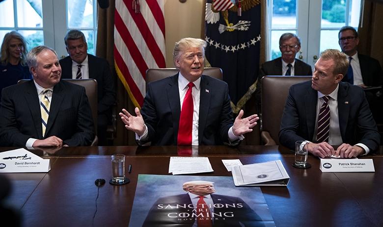 Президент США Дональд Трамп (в центре)