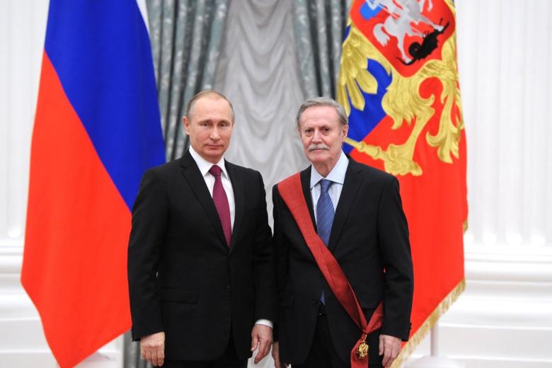 Владимир Путин и Юрий Соломин на церемонии вручения государственных наград Российской Федерации — орденом «За заслуги перед Отечеством» I степени, 2015 год