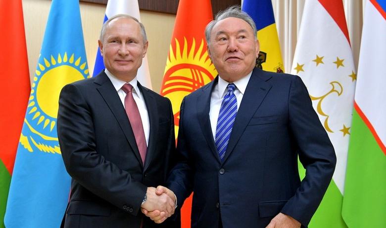 Российский лидер Владимир Путин с его казахстанским коллегой Нурсултаном Назарбаевым