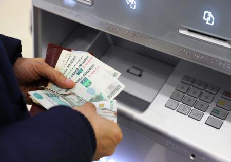 Муниципальным служащим Петербурга могут повысить зарплату в 2023 году