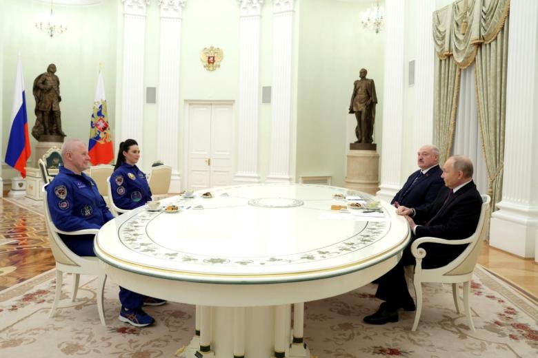 Владимир Путин и Александр Лукашенко на встрече с космонавтами — участниками 21-й экспедиции на МКС