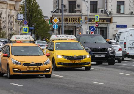 В Минцифры рассказали о предоставлении ветеранам льготных поездок на такси 