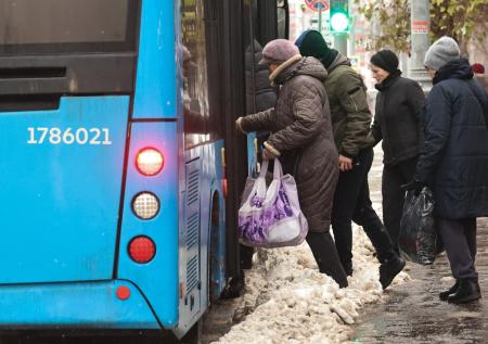 Бесплатные автобусы запустили из-за проблем на синей ветке метро