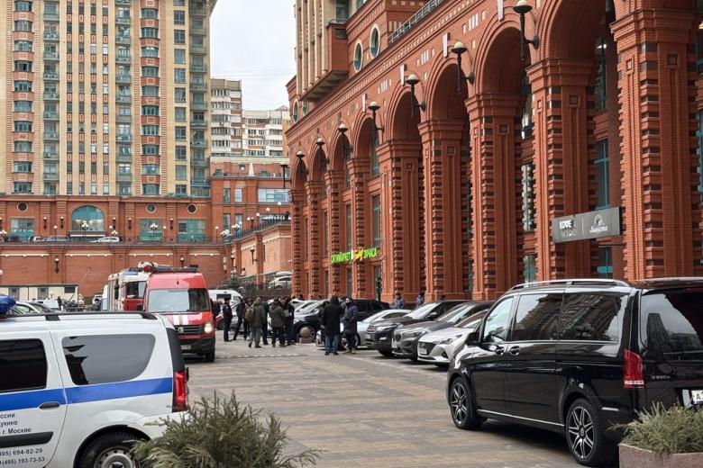 Полиция возле места взрыва в ЖК «Алые Паруса»