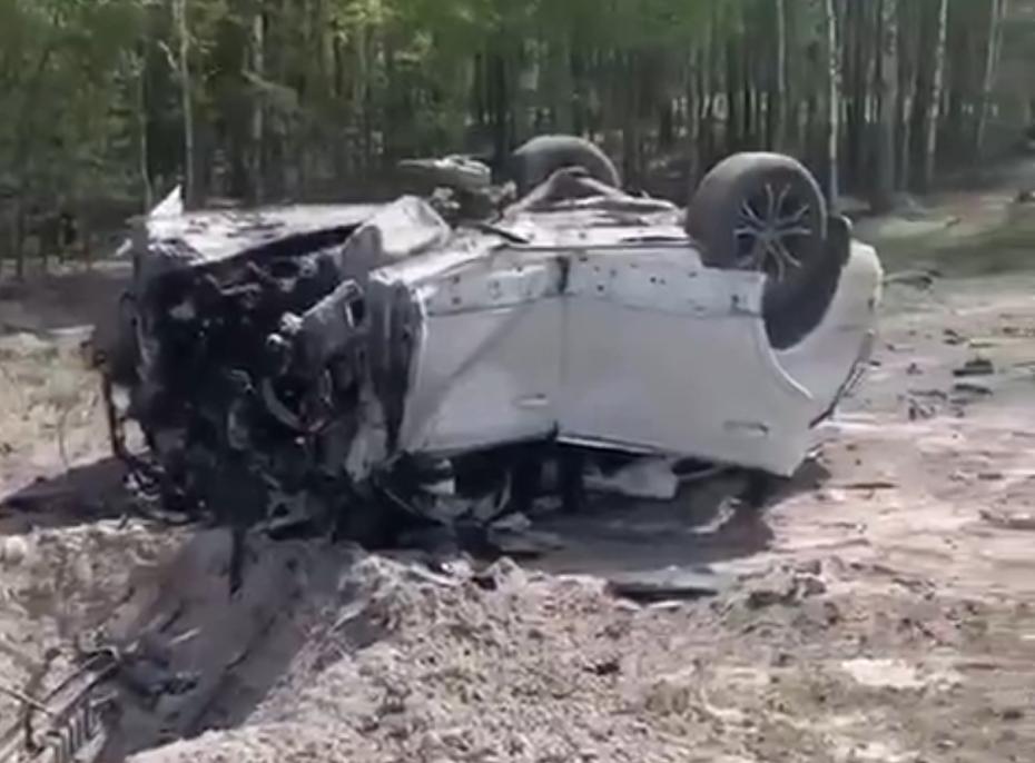 Фото с места взрыва автомобиля российского писателя Захара Прилепина