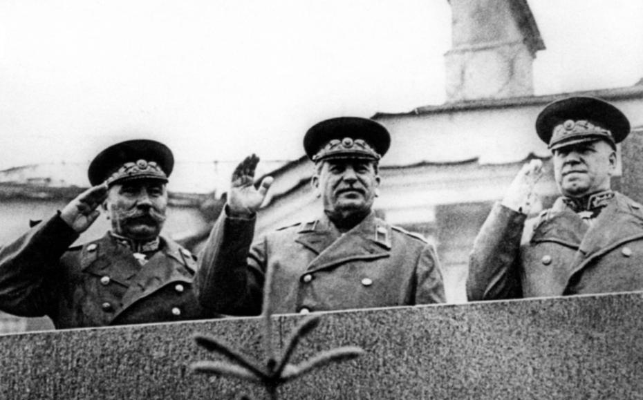 Иосиф Сталин на трибуне мавзолея