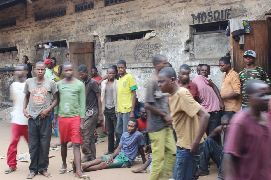 В Конго сбежавшие заключенные изнасиловали сотни женщин, а затем сожгли их