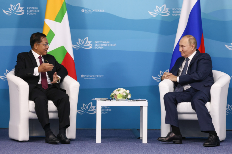 Президент РФ Владимир Путин и премьер-министр Мьянмы, главнокомандующий вооруженными силами Мьянмы Мин Аун Хлайн (справа налево) во время встречи в рамках Восточного экономического форума-2022
