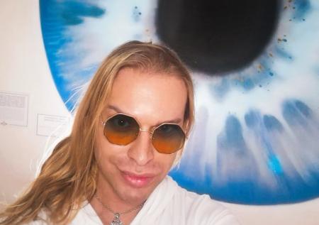 Гоген Солнцев переделал гроб жены в лавочку для гостей