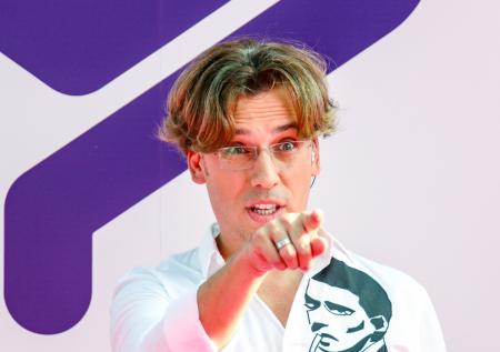 Ехавшего на велосипеде Максима Галкина сбил автомобиль