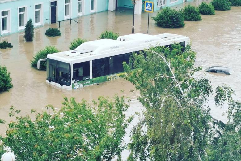 В Крыму в ночь на 17 июня прошли сильные дожди. В результате более 200 жилых домов, в том числе многоквартирных, и больница оказались подтоплены в Керчи