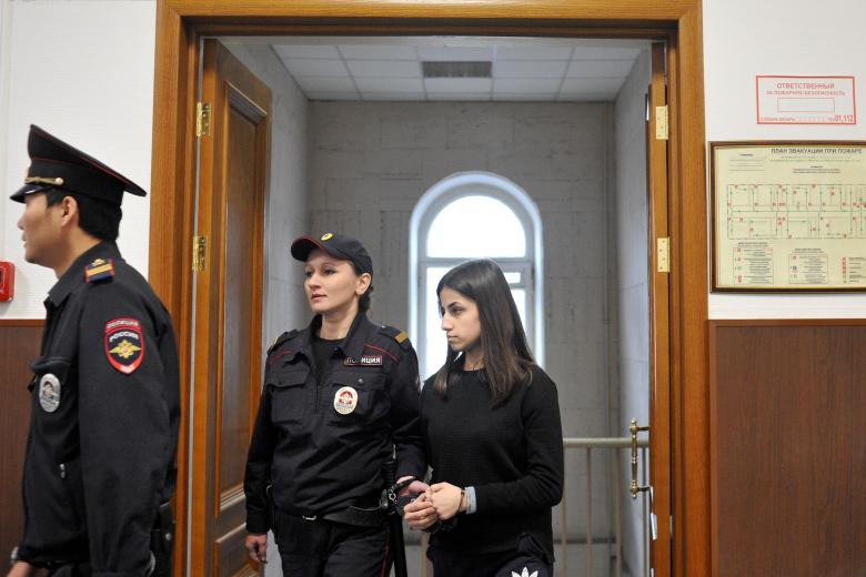 Задержанная по обвинению в убийстве отца 18-летняя Ангелина Хачатурян во время рассмотрения в Басманном суде ходатайства следствия об изменении меры пресечения