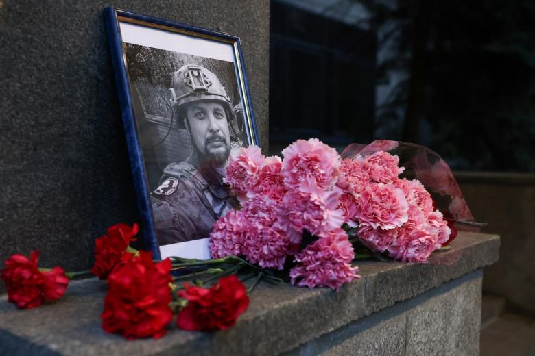 Цветы в память о военкоре Владлене Татарском в Москве