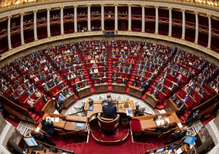 Парламент Франции одобрил внедрение в стране вакцинных пропусков